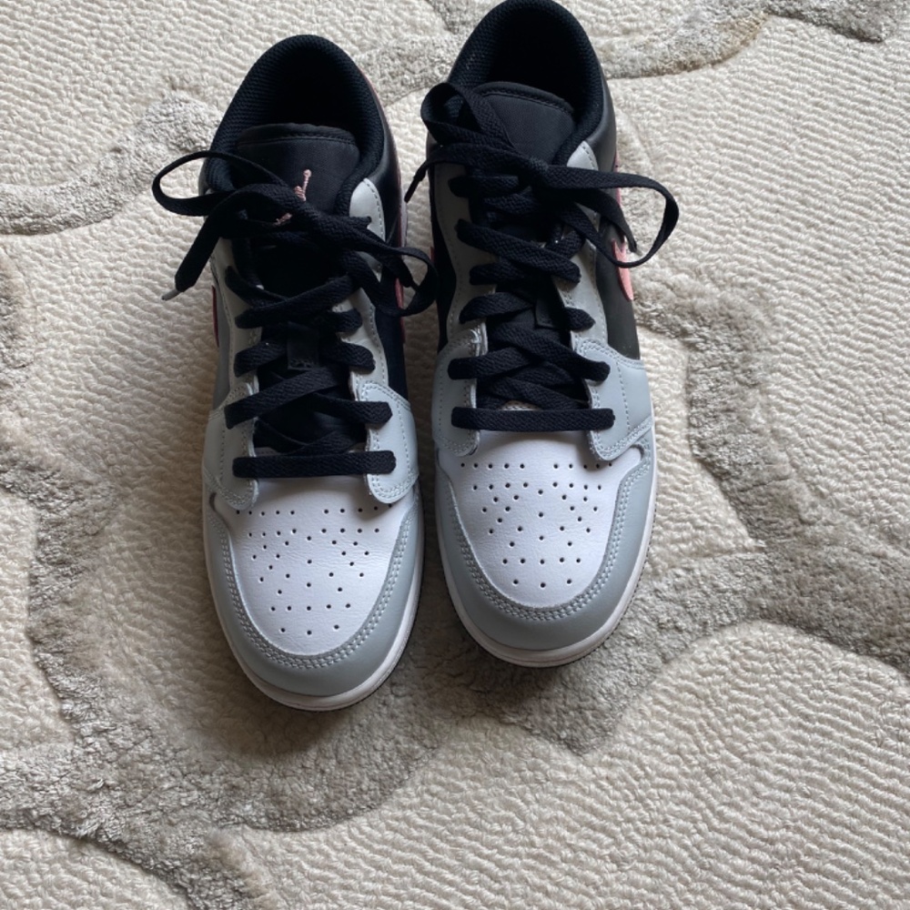 Jordan 1 Low, women’s size7. Like new - Picture 4 of 5